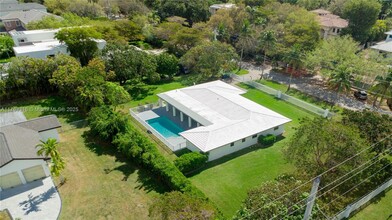 6695 SW 96th St in Pinecrest, FL - Foto de edificio - Building Photo