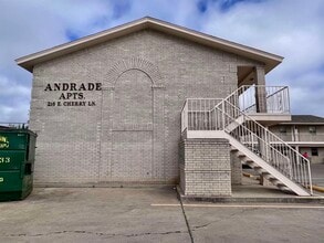 216 E Cherry Ln in Laredo, TX - Foto de edificio - Building Photo