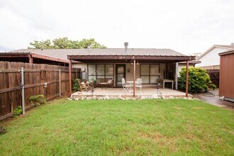 2902 Post Oak Dr in Euless, TX - Building Photo - Building Photo