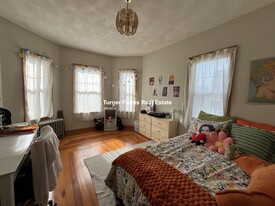 27 Princeton St, Unit 2 in Medford, MA - Building Photo