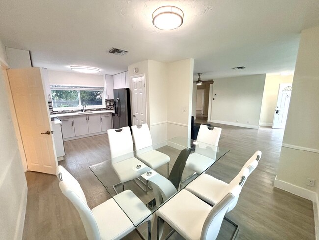 323 Spanish River Blvd in Boca Raton, FL - Building Photo - Building Photo