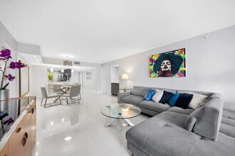 1717 N Bayshore Dr in Miami, FL - Building Photo - Building Photo