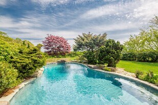 869 Head of Pond Rd in Water Mill, NY - Building Photo