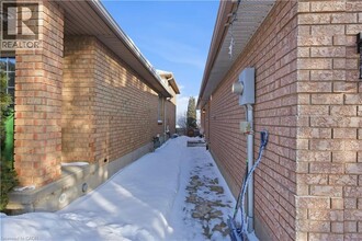 48 Alexsia Ct in Hamilton, ON - Building Photo - Building Photo