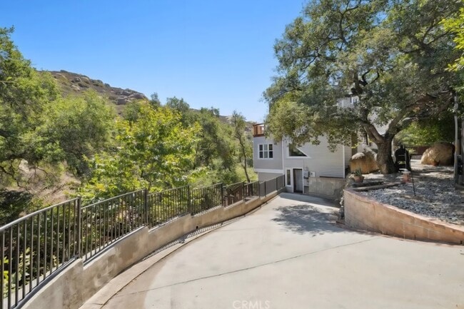 380 Box Canyon Rd in West Hills, CA - Foto de edificio - Building Photo