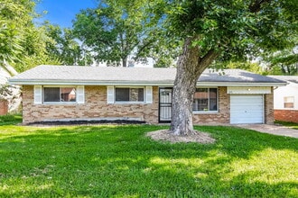 933 Lebon Dr in St. Louis, MO - Building Photo - Building Photo