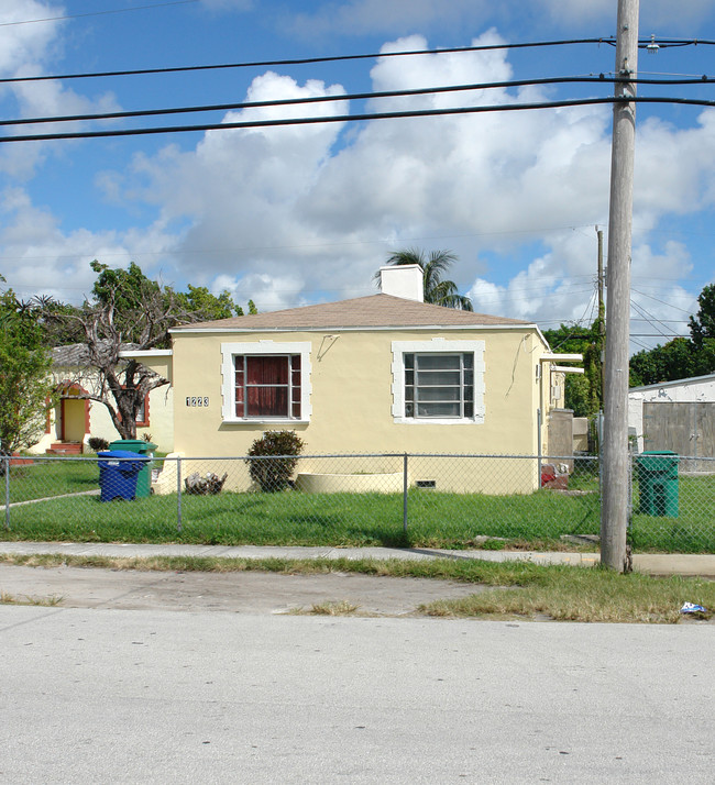 1223 NE 110th Ter in Miami, FL - Foto de edificio - Building Photo