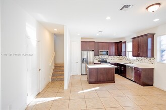 6950 Pines Cir in Coconut Creek, FL - Building Photo - Building Photo