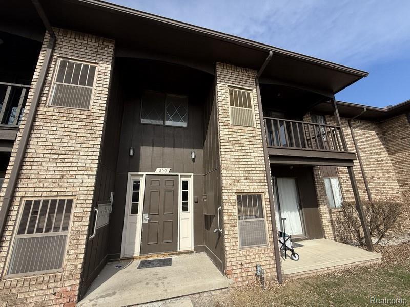 250 E Thirteen Mile Rd in Madison Heights, MI - Building Photo