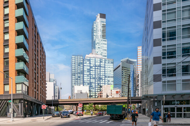 Star Tower LIC in Long Island City, NY - Foto de edificio - Primary Photo