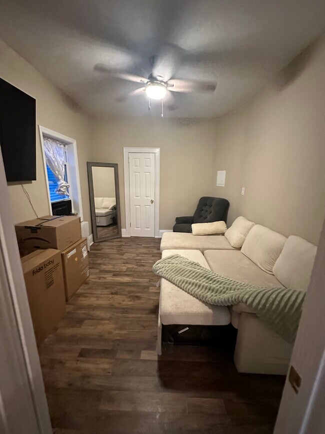 16 Venetian Promenade, Unit Back unit in Lindenhurst, NY - Building Photo - Building Photo