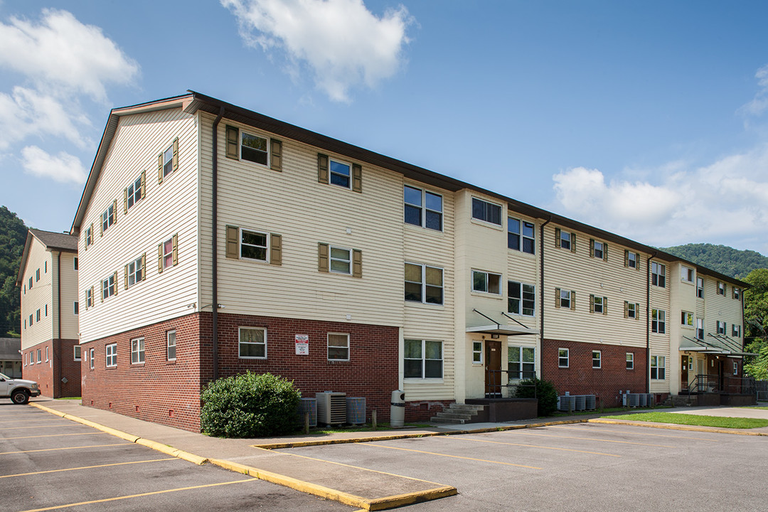 Bridgewater Place Apartments in Montgomery, WV - Building Photo