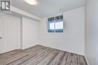 164-164 Heiman St in Kitchener, ON - Building Photo - Building Photo