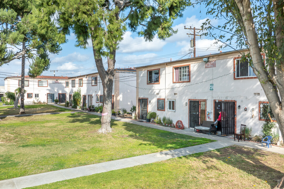 Bishop Manor in Santa Ana, CA - Building Photo