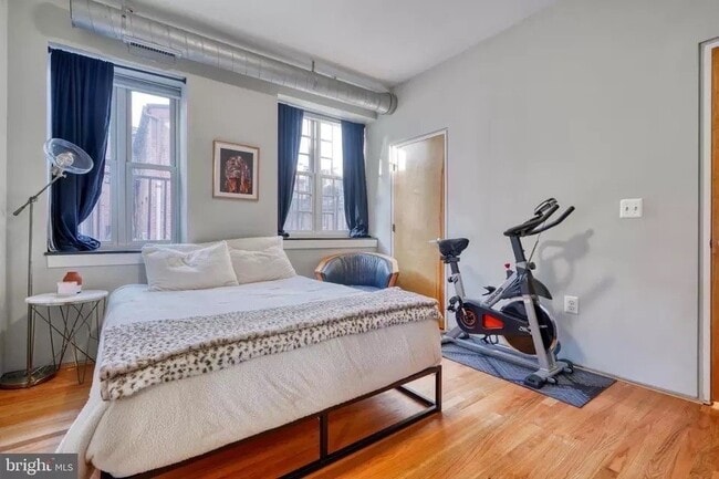 property at 1046543 W Madison St