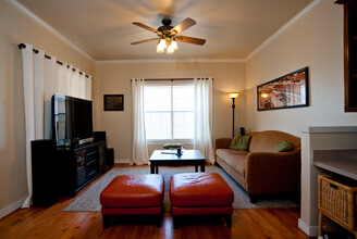 303-309 W Hickory St in Denton, TX - Building Photo - Interior Photo