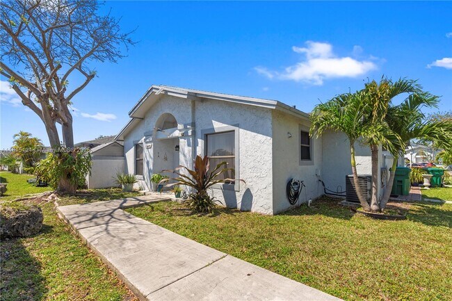 6493 SW 152nd Pl in Miami, FL - Building Photo - Building Photo