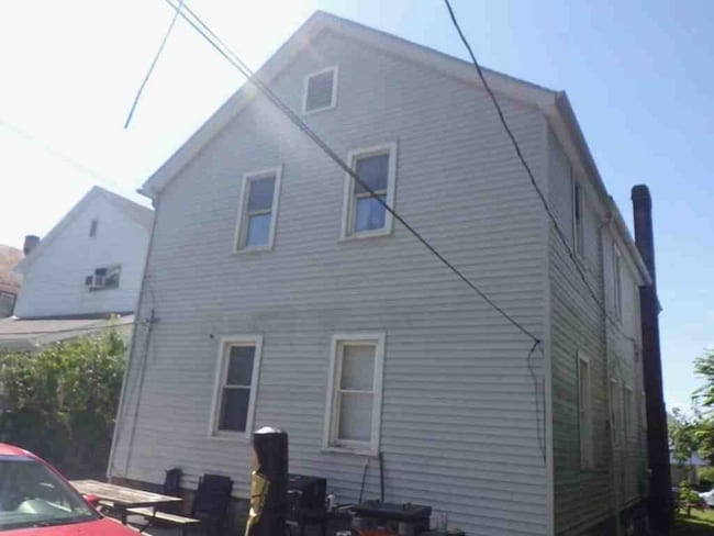 647 Spruce Ave in Sharon, PA - Building Photo - Building Photo