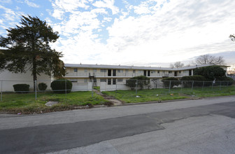 La Joya Apartments in Arlington, TX - Building Photo - Building Photo