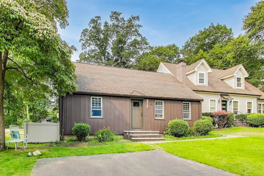 40 Dunster Ln in Winchester, MA - Building Photo