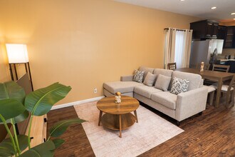 938 S Bernal Ave in Los Angeles, CA - Building Photo - Building Photo