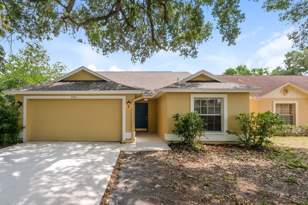 2021 Lori Ann St in Brandon, FL - Building Photo