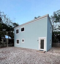 104 Poinciana Dr in Key Largo, FL - Building Photo