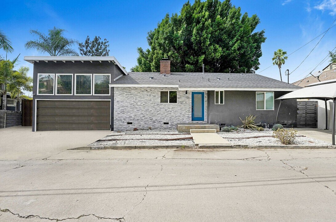 6465 Ivarene Ave in Los Angeles, CA - Building Photo