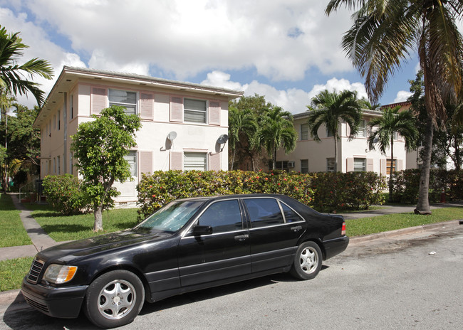 221 Sidonia Ave in Coral Gables, FL - Foto de edificio - Building Photo