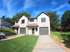 1011 S Somerville St in Somerville, TN - Building Photo