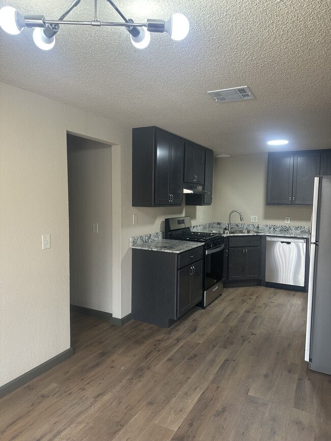 1005 Tall Oaks Dr in Midwest City, OK - Foto de edificio - Building Photo