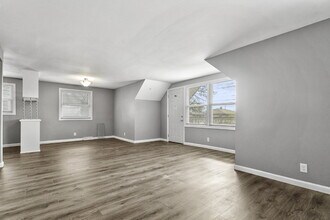 9332 W Silver Spring Dr in Milwaukee, WI - Building Photo - Building Photo