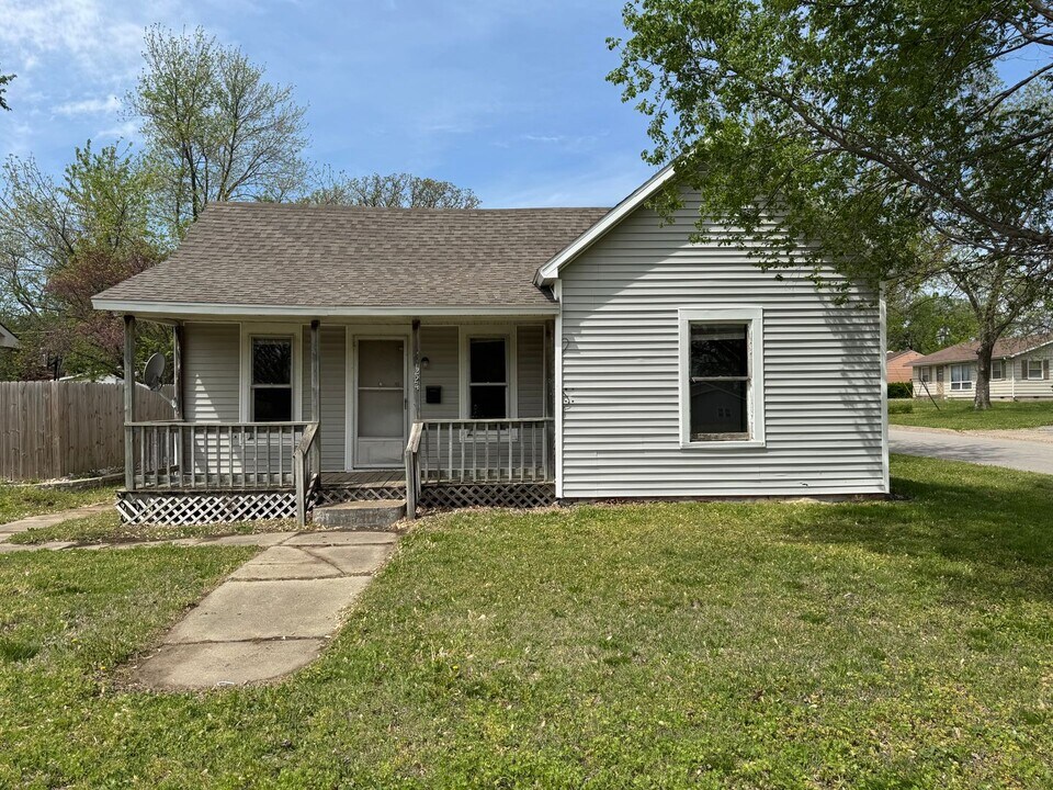 1224 N Cottonwood St in Iola, KS - Building Photo