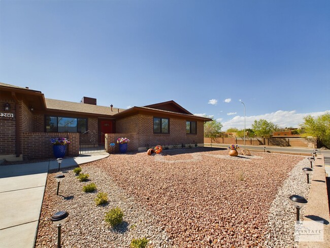 2200 Brillante St in Santa Fe, NM - Building Photo - Building Photo