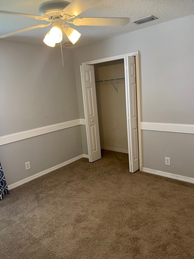 1018 Bella Vista Dr NE in St. Petersburg, FL - Building Photo - Building Photo