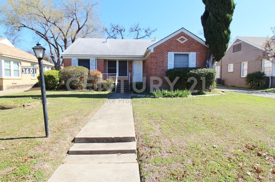 3601 Stadium Dr in Fort Worth, TX - Building Photo