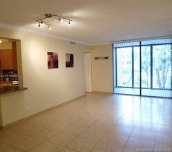 210 Lake Pointe Dr-Unit -212 in Oakland Park, FL - Building Photo - Building Photo