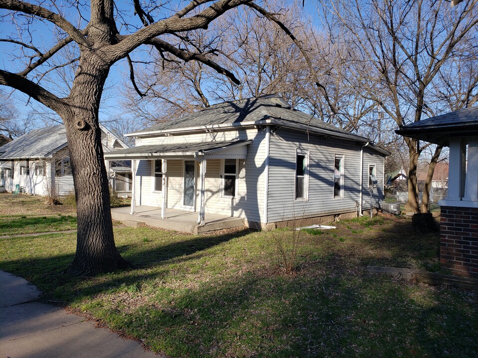 316 N Taylor St in El Dorado, KS - Building Photo