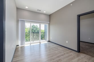 The Crossings at East Cherry in Springfield, MO - Foto de edificio - Building Photo