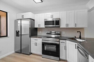 341 Lakeview Dr, Unit 203 in Weston, FL - Foto de edificio - Building Photo