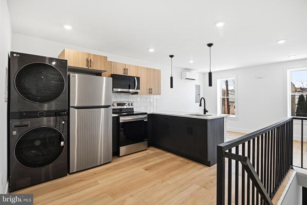 962 E Locust Ave-Unit -2 in Philadelphia, PA - Building Photo