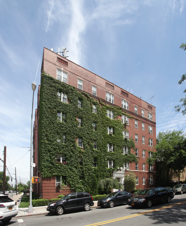 69-81 108th St in Forest Hills, NY - Building Photo