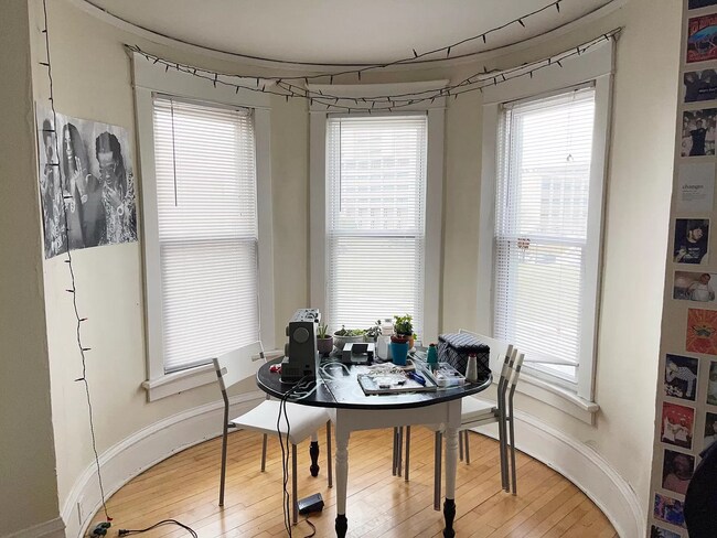 2105 E Kenwood Blvd in Milwaukee, WI - Building Photo - Building Photo