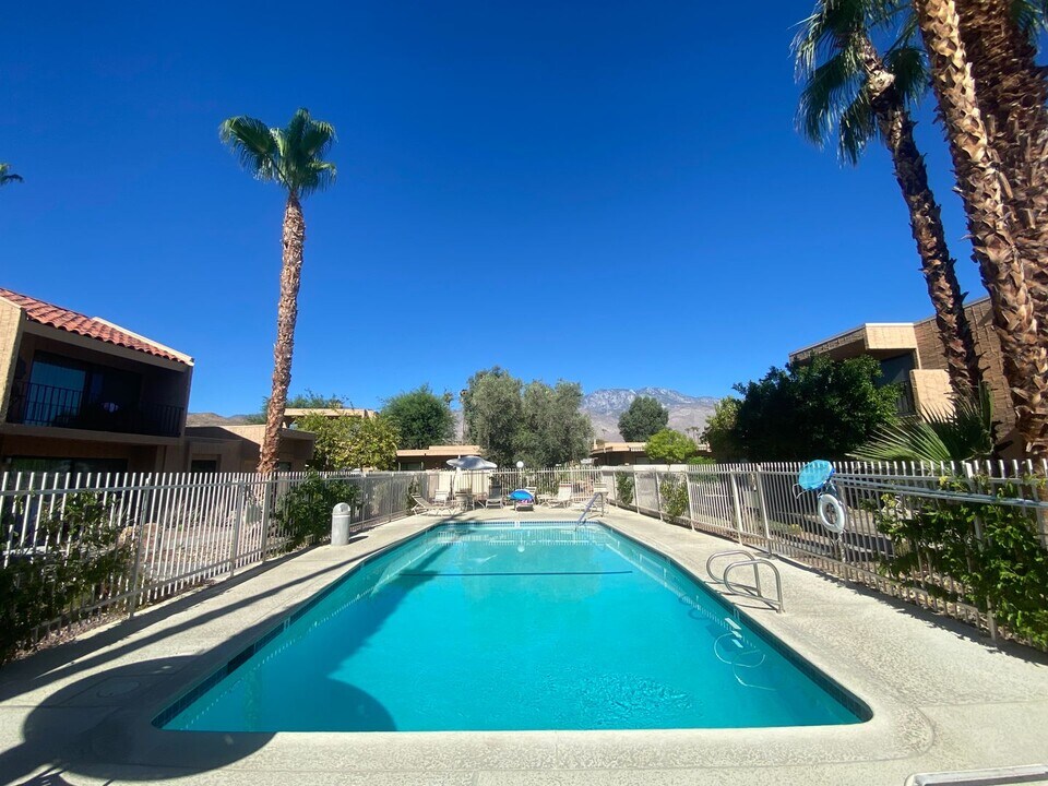 2353 Los Patos Dr in Palm Springs, CA - Building Photo