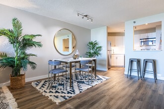 Eugenie Terrace on the Park in Chicago, IL - Foto de edificio - Interior Photo