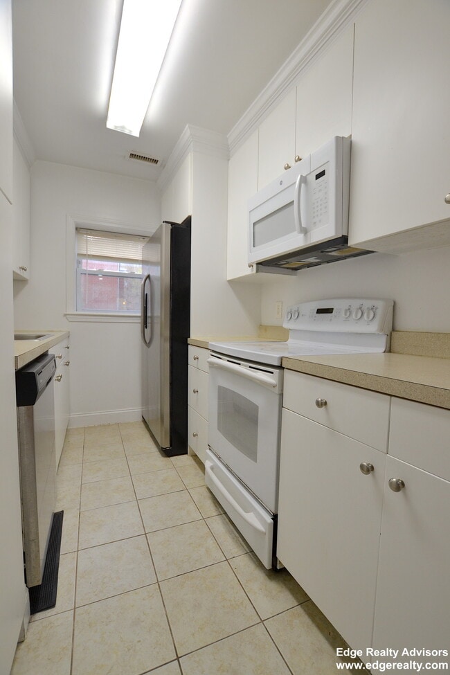 128 Newton St, Unit 2 in Boston, MA - Foto de edificio - Building Photo