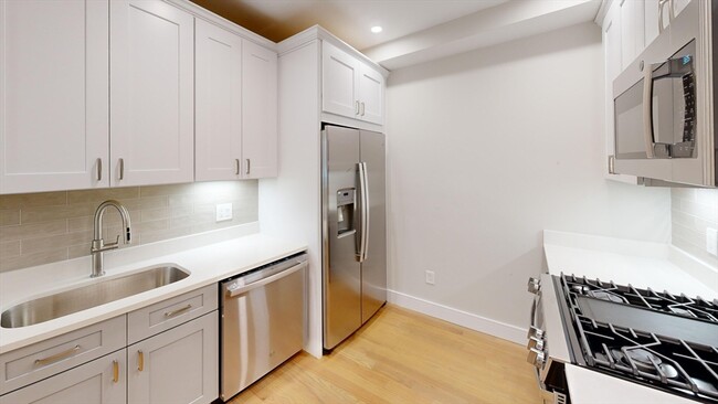 230 Tremont St, Unit 2 in Boston, MA - Building Photo - Building Photo