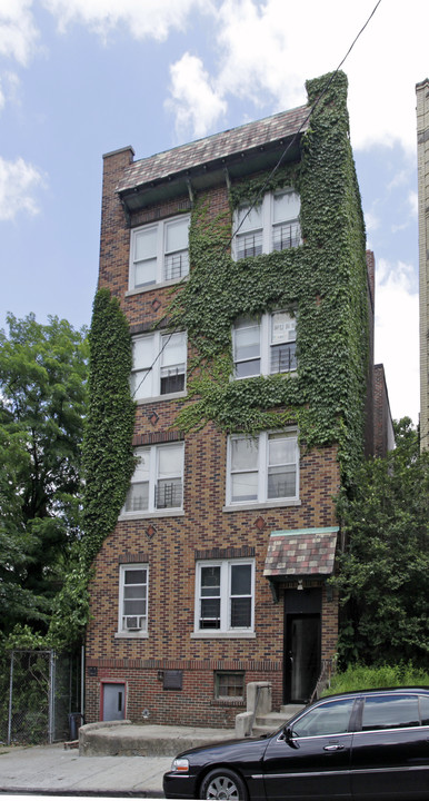 54 Saratoga Ave in Yonkers, NY - Foto de edificio