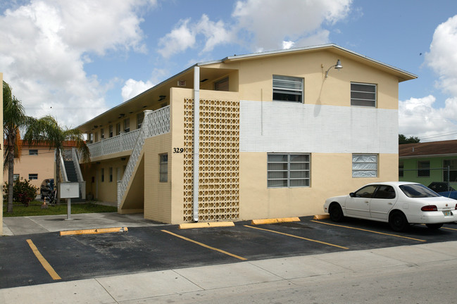 329 W 19th St in Hialeah, FL - Foto de edificio - Building Photo