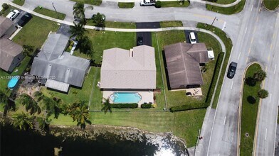 9349 NW 47th St in Sunrise, FL - Building Photo - Building Photo